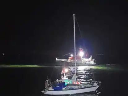 Durch das Eingreifen eines Fischers und eines Lotsen konnte in der Nacht auf den 1. September 2022 eine Kollision des 400 Meter langen Containerschiffes Maegleby Maersk mit einer kleinen Segelyacht in der Au&szlig;enweser verhindert werden. Ein Seenotrettungskreuzer der Deutschen Gesellschaft zur Rettung Schiffbr&uuml;chiger (DGzRS) &uuml;bernahm den Havaristen, der nach einem Wassereinbruch man&ouml;vrierunf&auml;hig geworden war, und brachte ihn in Sicherheit.