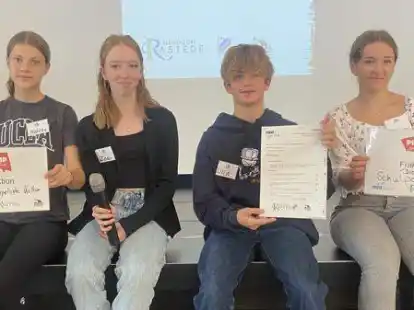 Sind begeistert von dem Projekt: Mattea Diers(14,links), Zoe Rost (14), Luca Ksinsik (14)und Helene Oellrich (16).