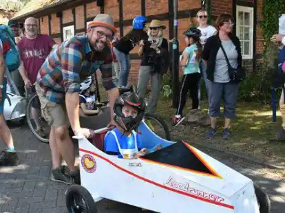 Nicht nur um Zeiten und Siege ging es beim 27. Seifenkistenrennen in D&ouml;tlingen, sondern auch einfach um den Spa&szlig; an der Sache. Martin Scheffler und Sohn Jakob hatten ihn mit ihrem &bdquo;Roadrunner&ldquo;.