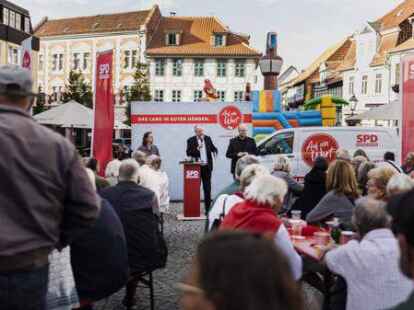 Eine Wahlkampfveranstaltung der SPD in Helmstedt: Ministerpr&auml;sident Stephan Weil (SPD) spricht auf dem Marktplatz. Demn&auml;chst sind  auch die Polit-VIPs unterwegs.