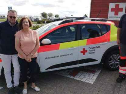 Offizielle &Uuml;bergabe des neuen Fahrzeugs f&uuml;r die DRK-Sanit&auml;tswache an der Einfahrt zum Campingplatz Schillig: (von links) Carl-Martin K&ouml;hler, Gesch&auml;ftsf&uuml;hrer des DRK-Kreisverbandes Jeverland, Heide Bastrop (1. Kreisvorsitzende) und Thorsten Eberlein, seit 2014 Leiter der Unterkunft auf dem Gel&auml;nde am Strand.