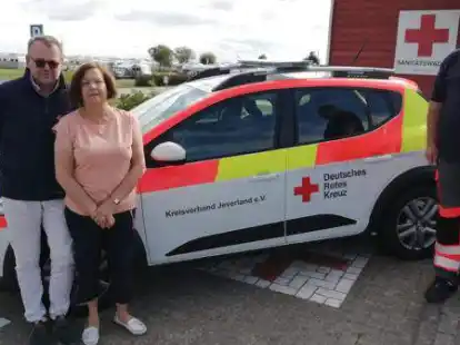 Offizielle &Uuml;bergabe des neuen Fahrzeugs f&uuml;r die DRK-Sanit&auml;tswache an der Einfahrt zum Campingplatz Schillig: (von links) Carl-Martin K&ouml;hler, Gesch&auml;ftsf&uuml;hrer des DRK-Kreisverbandes Jeverland, Heide Bastrop (1. Kreisvorsitzende) und Thorsten Eberlein, seit 2014 Leiter der Unterkunft auf dem Gel&auml;nde am Strand.