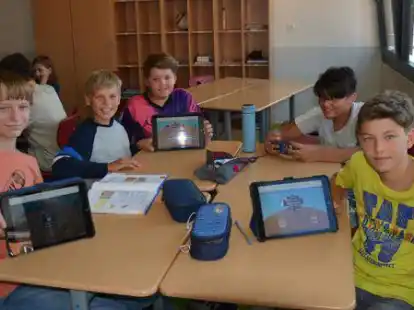 Freuen sich &uuml;ber die neuen IPads, mit denen sie nun spielerisch Vokalen und Grammatik lernen k&ouml;nnen: die Sch&uuml;ler des Mariengymnasiums (von links) Max Zwirchmair, Jannes Lange, Felix Stille, Giulio Ac und Leander Neufeld
