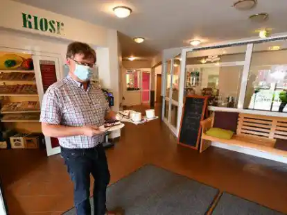 Jens Hitschke in seinem Caf&eacute; im Wohnpark am Fuchsberg. Sowohl das Caf&eacute; als auch der Kiosk sind nur &uuml;ber den Haupteingang des Altenpflegeheims zu erreichen. Die Folge: Die k&uuml;nftigen Altenheim-Corona-Regeln w&uuml;rden auch f&uuml;r seine G&auml;ste gelten.