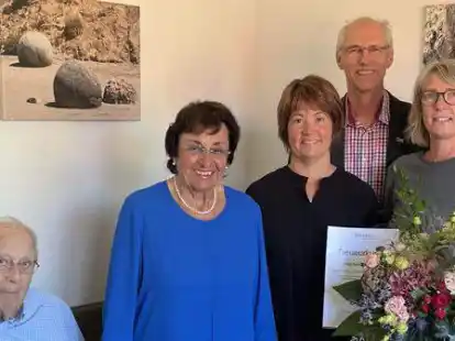 Waren bei der Ehrung dabei: Dr. med. Jens Uwe Kulik, Anne Kulik, Dipl. med. Steffi Lange, Jens Wagenknecht und Renate Ortgies.