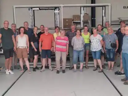 Waren mit dem Rad unterwegs: Aktive Mitglieder der UWG Zetel-Neuenburg besuchten die Firma &bdquo;traba&ldquo;.