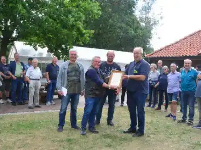 Mit der Ehrenmitgliedschaft dankte Dieter Br&uuml;ning, rechts, Hermann Osterloh f&uuml;r sein 23- j&auml;hriges Engagement als 2. Vorsitzender. Steffen Kortlang, 2. von rechts, ist seit April sein Nachfolger. Jens Mattes, links, f&uuml;hrte zehn Jahre lang die Kasse der Moorl&uuml;