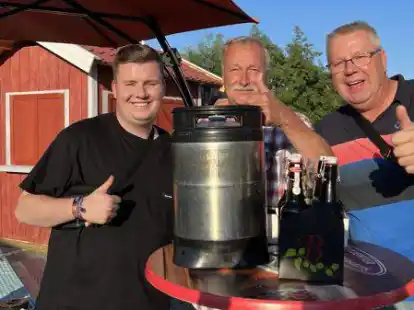 Lukas Mansholt, Dieter Feske und Thorsten Mansholt (von links) freuen sich &uuml;ber ihren Sieg bei der Bierolympiade..