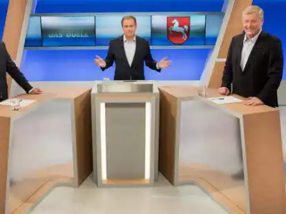 So war es 2017: Moderator Andreas Cichowicz (Mitte) beim TV-Duell mit Ministerpr&auml;sident Stephan Weil (links, SPD) und CDU-Spitzenkandidat Bernd Althusmann.
