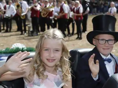 Das neue Kinderk&ouml;nigspaar Leni Schumacher und Karl Crone fahren im offenen Wagen im Umzug mit.