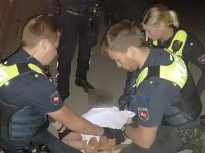 Insgesamt war es ein ruhiger Samstagabend f&uuml;r die Beamten des Polizeikommissariats Friesoythe. Doch einem Mann, der sich nicht beruhigen lie&szlig;, mussten die Beamten eine Zeitlang Handfesseln anlegen.