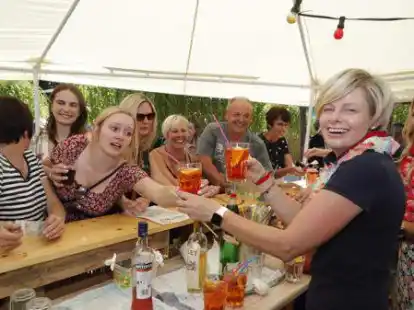Ausgelassen wurde diese erste Marktparty in Ramsloh gefeiert. Viel Andrang gab es an der Cocktailbar.  Beste Stimmung herrschte und den Feierhungrigen.