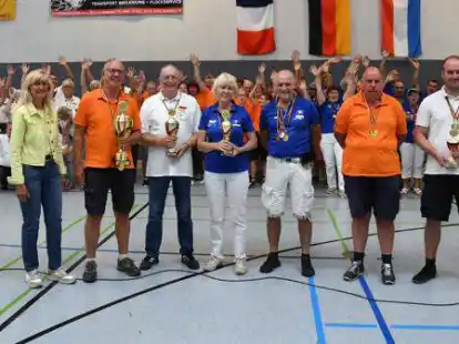 Bei der gro&szlig;en Siegerehrung: (von links) stellv. Landr&auml;tin Christel Zie&szlig;ler, Jan Oosterbrink, Horst K&ouml;ster, Johann van der Kwast, Joel Creux, Herman Depenbrock und Moritz Tsch&ouml;rtner.