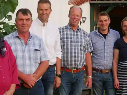Martina Geberzahn (von links), Vorsitzende des Arbeitskreises Gezeiten, begr&uuml;&szlig;te die Landwirte Henrik Wefer, Jan-Dierk Harbers, J&ouml;rg Kuck sowie Timo und Sandra Hu&szlig;mann.