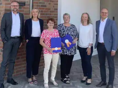 Jubilarehrung: Die Vorstandsmitglieder Sascha Knaack (links) sowie Oliver Frey (ganz rechts) mit Maren L&uuml;ers, Susanne Kristhofen, Gunda Busch und Nicole Timmermann (von links). Auf dem Bild fehlt Dennis Z&auml;be.