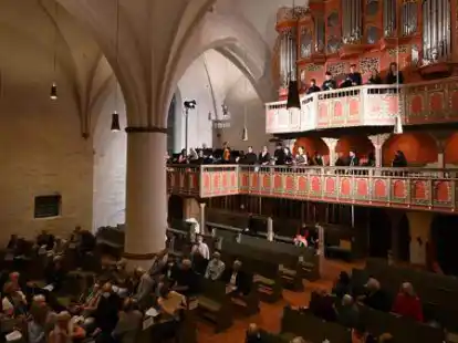 Es bot ein imponierendes Bild, wie das Orchester und die S&auml;nger und S&auml;ngerinnen vor dem &uuml;berw&auml;ltigenden Portal der Arp-Schnitger-Orgel musizierten.