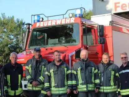 Wilfried Dirks, Frerich de Vries, Heiko Hagenk&ouml;tter, Jens Janssen, Brandschutzabschnittsleiter Jochen Behrends, Patrick Behrends, Kreisbrandmeister Dieter Helmers haben unter anderem das Spezialfahrzeug getestet.