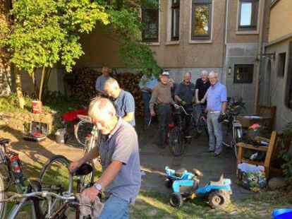 Startklar machen f&uuml;r den Flohmarkt am Sonntag: An der Parkstra&szlig;e 18, der Villa Lencer, werden um die 70 Fahrr&auml;der zum Verkauf angeboten, die Aktion wurde organisiert vom Lions Club in Hude.