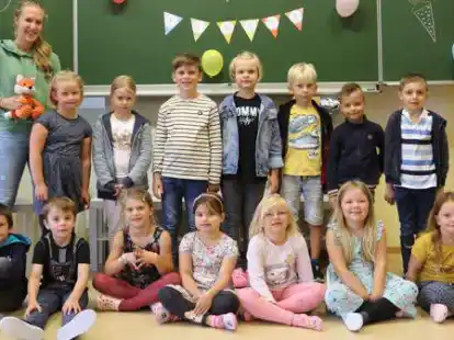 Die Klasse 1b in Ovelg&ouml;nne mit 14 Kindern, acht M&auml;dchen und sechs Jungen, mit Klassenlehrerin Anne Berges
