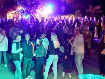 &bdquo;Volle H&uuml;tte&ldquo; beim Er&ouml;ffnungsabend des Huder B&uuml;rgerfestes auf dem Bahnhofsvorplatz. Das gesamte Wochenende war viel los im Ortskern.