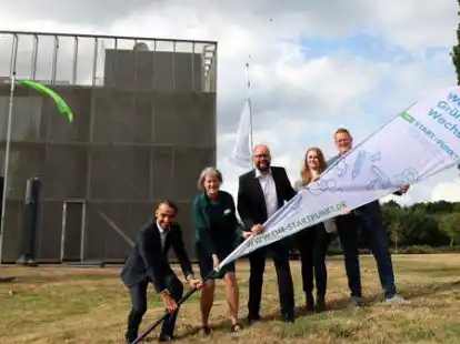Jan Kreienborg (Verbund OM, von links), Prof. Dr. Verena Pietzner (Universit&auml;t Vechta), Landrat Johann Wimberg sowie Angela Hoefert und Dirk Gehrmann (Wirtschaftsf&ouml;rderung) freuen sich &uuml;ber die Er&ouml;ffnung des neuen OM-Startpunktes im Zentrum Zukunft und hissen symbolisch die Fahne.