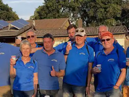 Freuen sich &uuml;ber den Aufstieg (von links): Robert Orlandini, Gabriele und Peter Teichmann, Detlef Meyer, Noah Meyer, Frank Tamminga, Hartwig Meyer, Henning Mossell und Mannschaftsf&uuml;hrer Hans-Georg Kolloge.