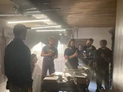 Im Cloppenburger Museumsdorf entstehen einige Szenen zu einem Dokumentarfilm rund um Nikolaus Kopernicus mit Rufus Beck (sitzend) in der Hauptrolle.