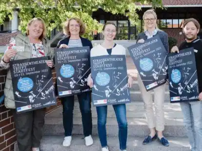 Stellen das Stadtfest-Programm vor: Melanie V&ouml;lker (von links) von Wir Lohner, Cornelia Rothkegel-Hartke vom Stadtmarketing, Jana M&uuml;nchow von der Abteilung f&uuml;r Integration, B&uuml;rgermeisterin Dr. Henrike Voet und Thomas Hense vom Stadtmarketing.