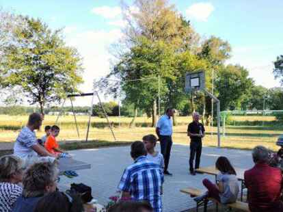 Viele Besucherinnen und Besucher kamen zur offiziellen Einweihung auf den H&uuml;llsteder Dorfplatz &ndash; und auch Westerstedes B&uuml;rgermeister Michael R&ouml;sner lie&szlig; es sich nicht nehmen vorbeizuschauen.