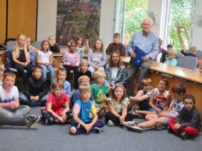 Gerne erkl&auml;rte Wolf Rosenhagen den Lemwerderaner Hortkindern wie der Gemeinderat funktioniert und beantwortete ihre Fragen.