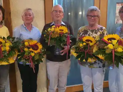 Diese langj&auml;hrigen Mitglieder hat jetzt der TV Esenshamm ausgezeichnet (von links): Kirstin Achter, Birgit Kinder, Walther Oetjen, Erika Sommer und Heike B&uuml;hring.