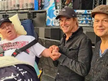 Der Hosen-Fan Bernd Walter (61) aus Friesoythe traf mit Hilfe des ASB-W&uuml;nschewagens die Toten Hosen &ndash; hier S&auml;nger Campino (Bildmitte) und Gitarrist Kuddel &ndash; in Bremen.