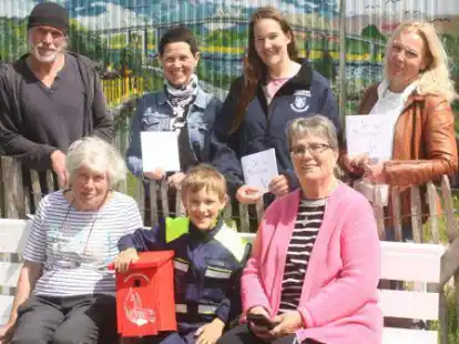 Freuen sich &uuml;ber die Ver&ouml;ffentlichung des Buches &bdquo;Schummelei&ldquo;: Die Arbeitsgruppe, die das Buch entwickelt hat, sowie die Arbeitsgruppe Gemeinschaftsgarten am Wangermeer.