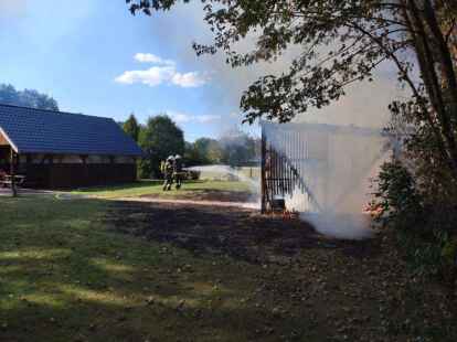 Ein Unterstand hat am Zollweg in Neuenburg gebrannt.