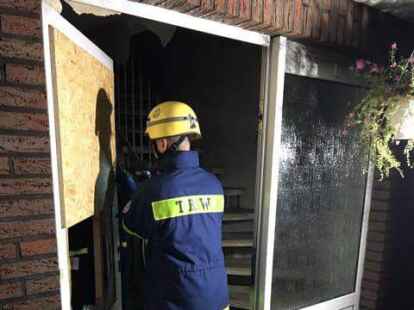 Das THW sicherte das Haus mit Holzplatten