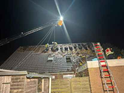 Ein Dachstuhl hat an der Stra&szlig;e Am Wall in Zetel gebrannt.