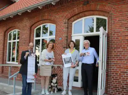 Die T&uuml;r zum Kulturprogramm 2022/2023 bleibt hoffentlich ge&ouml;ffnet: Jens Kramer (von links), Ina-Maria Meckies, Mechthild Antons und Dr. Klaus Weber