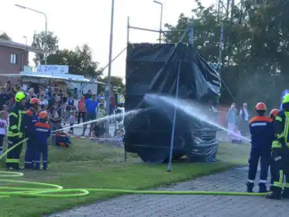 Die Jugendfeuerwehr zeigten w&auml;hrend des Festes, was sie gelernt hatten.