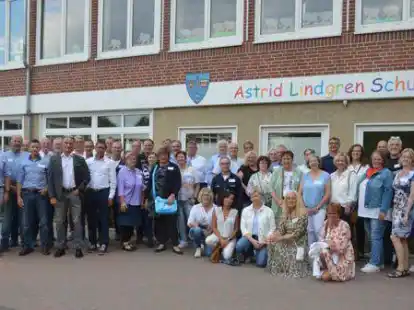 Die Sch&uuml;ler und Sch&uuml;lerinnen des Einschulungsjahrgangs 1972 trafen sich 50 Jahre nach der Einschulung zum Wiedersehen bei der Astrid- Lindgren-Grundschule Lastrup