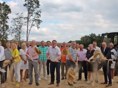 Den Startschuss gaben  Stefan Martens (MRO Architekten, von links), Petra Ahlers (Amt f&uuml;r Geb&auml;udemanagement, Landkreis Vechta), Schulleiter Ludger K&auml;ssens, Landrat Tobias Gerdesmeyer, der Vorsitzende des Kreistags und Dammer Walter Goda, die stellvertretende Dammer B&uuml;rgermeisterin Ruth Bresser sowie der stellvertretende Landrat und ehemalige Dammer B&uuml;rgermeister Gerd Muhle.