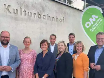 Landrat Johann Wimberg (Landkreis Cloppenburg, von links), Linda St&auml;rk (Vertriebsleiterin, Zerhusen Kartonagen), Dr. Olivia Henke (Vorst&auml;ndin, Stiftung Allianz f&uuml;r Entwicklung und Klima in Berlin), Jan Kreienborg (Gesch&auml;ftsf&uuml;hrer, Verbund Oldenburger M&uuml;nsterland), Jana Ecke (Nachhaltigkeitsmanagerin, Wernsing Food Family), Stefan Wagner (Gesch&auml;ftsf&uuml;hrer, Wagner - B&uuml;ro f&uuml;r CSR, Marketing und Kommunikation), Dr. Lydia Kocar (Moderation und Referat Strategie und Innovation, Landkreis Cloppenburg), Landrat Tobias Gerdesmeyer (Landkreis Vechta).
