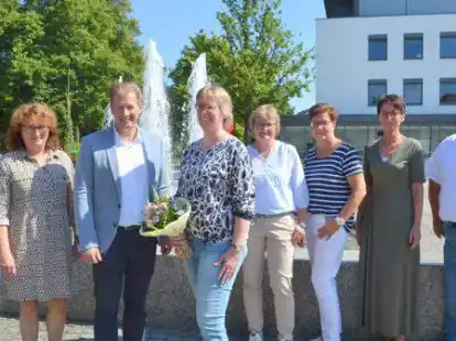 Heidi Braaf (4. von links) arbeitet seit 25 Jahren im Rathaus: Dazu gratulierten (von links) Cornelia Sch&uuml;rmann, Marianne Wagenaar, Henning Dierks, Heike Bentjen, Anja Meyer, Gaby Goldenstein und Albert Plank.