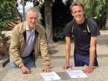 Der Vorsitzende des Heidm&uuml;hler FC Reinhold Fischer (links) und der Schulleiter der Grundschule Oestringfelde Stephan Immega unterzeichnen die Kooperationsvereinbarung.