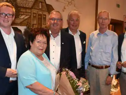 Der Abschied naht: In den Garreler Saal &bdquo;Zum Sch&auml;fer&ldquo; kamen &uuml;ber 100 Weggef&auml;hrten. Unser Bild zeigt (v.l.) Lukas Reinken, Ingrid und Karl-Heinz Bley, Christoph Eilers, Manfred Carstens und Johann Wimberg.