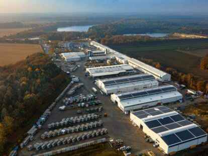 750 Kilowatt-Peak leistet die Photovoltaik-Anlage auf den D&auml;chern der Firma Gr&auml;per Beton- und Energietechnik in Ahlhorn. Es gibt auch die &Uuml;berlegung f&uuml;r eine schwimmende PV-Anlage auf einem der beiden Baggerseen.