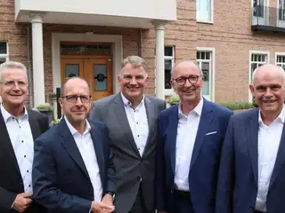 Die Vorst&auml;nde (von links) Martin Versemann und Wolfgang Etrich (beide Volksbank Delmenhorst-Schierbrok) sowie Frank Ostertag, Martin Spils und Peter Bahlmann (alle VR Bank Oldenburg Land) informierten am Mittwoch im Hotel Gut Altona  &uuml;ber die bevorstehende Fusion.