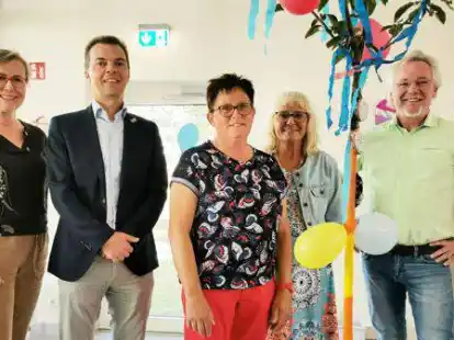 Verabschiedeten Schulsekret&auml;rin Gunda Bruns (Mitte) nach 48 Jahren im Dienst der Gemeinde Ganderkesee in den Ruhestand (von links): Fachdienstleiterin Sieglinde Jahn, Erster Gemeinderat Matthias Meyer, Schulleiterin Gaby Goetz und Personalratsvorsitzender Heiko Zimmermann.