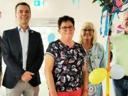 Verabschiedeten Schulsekret&auml;rin Gunda Bruns (Mitte) nach 48 Jahren in den Ruhestand (von links): Fachdienstleiterin Sieglinde Jahn, Erster Gemeinderat Matthias Meyer, Schulleiterin Gaby Goetz und Personalratsvorsitzender Heiko Zimmermann.