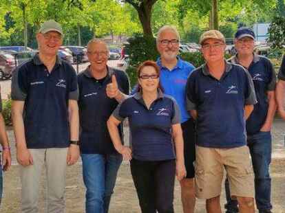Meister in der Bezirksoberliga II: (von links) Kai Kupka, Hans Hermann Beeken, Christian Lehmkuhl, Olga Beeken, Uwe Schmietenknop-Bolling, Holger Steenwerth, Ingo K&ouml;ntje und Wolfgang Lendzion