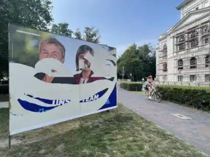 Das Besch&auml;digen von Wahlplakaten ist verboten, kommt aber &ndash; wie hier bei der CDU unl&auml;ngst an der Ecke Theaterwall/Roonstra&szlig;e &ndash; immer wieder vor.